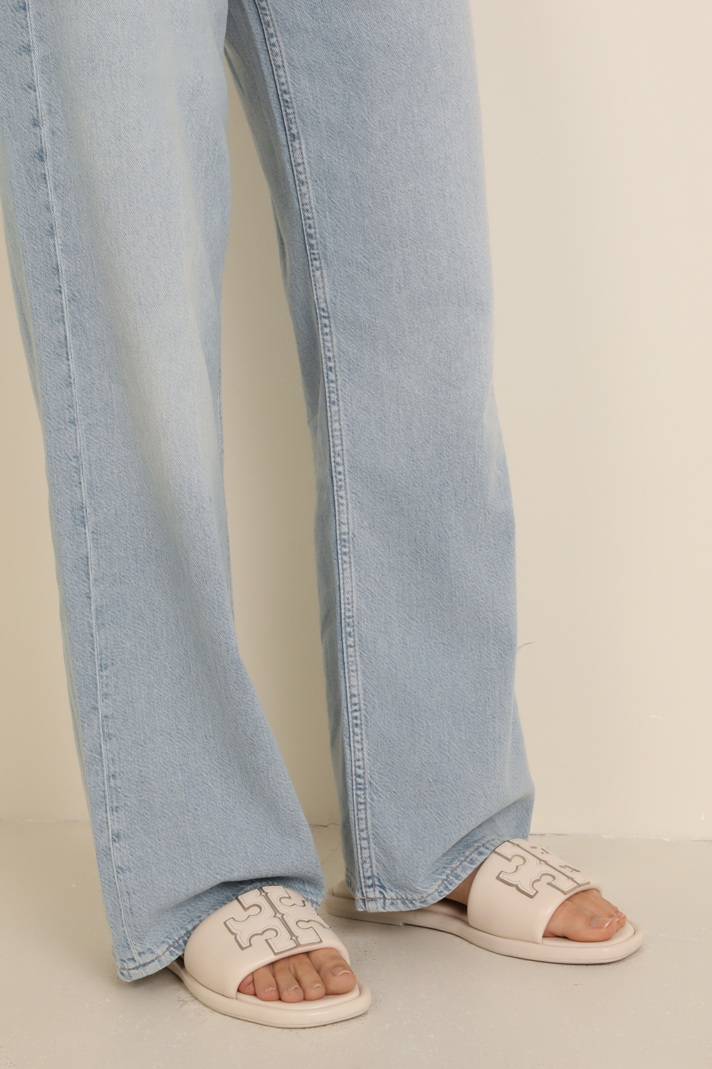 תמונת כל הלוק של כפכפי דאבל טי מעור